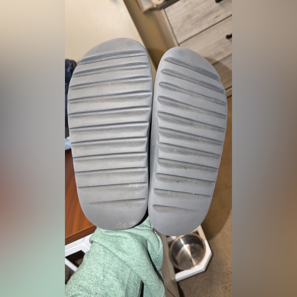Yeezy Gray Slippers - Picture 4 of 4